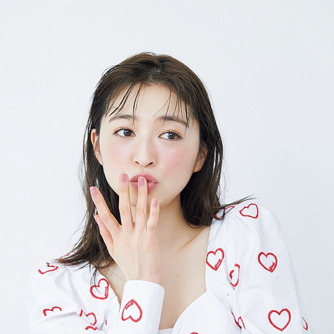 「結局いつも同じメイク…」今注目すべできは【多色アイパレ＆マルチユースコスメ】上西星来が魅せるトレンドメイク６選