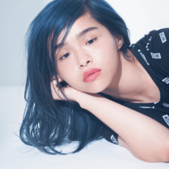 個性派な彼に近づきたい…♡ ブルーカラーでエキゾチックな色気をまとう