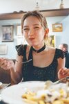 美味しいご飯をニコニコ笑顔で頬張るカットはまるで畑芽育とデートをしている気分に♪