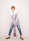 ラベンダーカラーのニットを着る松井愛莉