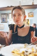 美味しいご飯をニコニコ笑顔で頬張るカットはまるで畑芽育とデートをしている気分に♪