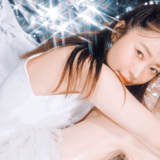 指原莉乃、真っ白のワンピースから美脚のぞかせ色っぽい表情に「安心して自分らしいおしゃれを楽しむこともできる」