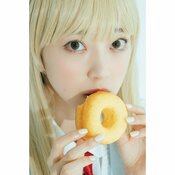 堀未央奈、制服コスプレ似合いすぎでしょ!スカート下の絶対領域から目が離せないっ♡