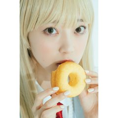 堀未央奈、制服コスプレ似合いすぎでしょ！スカート下の絶対領域から目が離せないっ♡