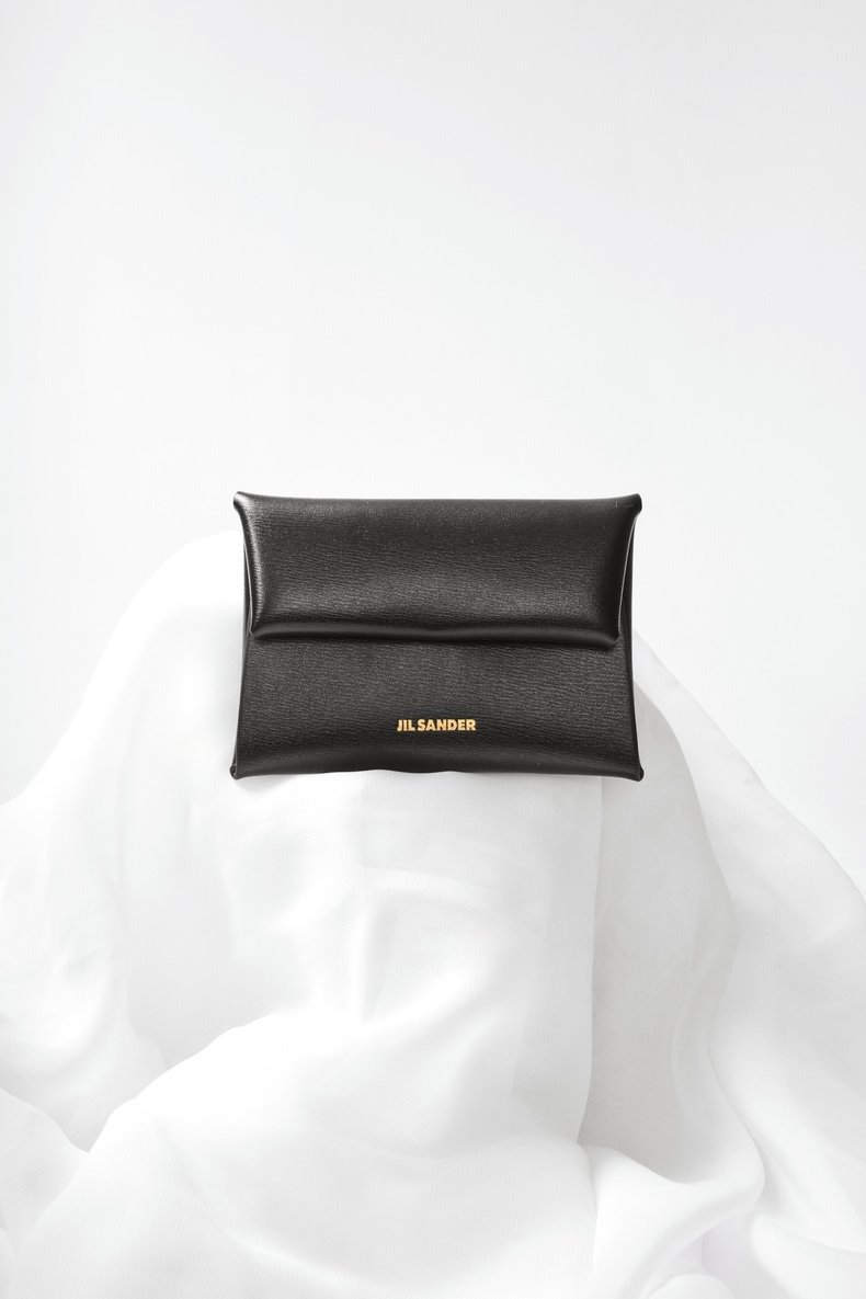 「夏のボーナスで買いたい」が詰まってる! 予算別・ar編集部おすすめアイテム10選 Jil Sander(ジル・サンダー)マフォールディッド コイン パース ¥49,500
