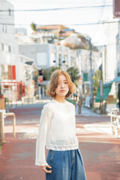 風にそよめくボブで 狙いどおりのこなれ女子に