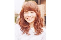 髪も弾めば、ココロも弾む春が待ち遠しくなるラフウエーブ