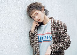 美白女子は特に試して! 難易度高め服ともベストマッチな髪色とは?
