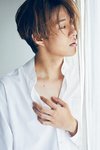 白シャツを着ている真田佑馬。ar11月号より