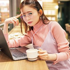 りんくま、ピンクぴたニットを着まわし♡ ＋メガネの知的モードがなんとも愛くるしい…