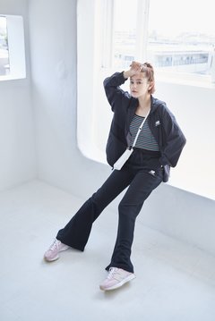 ハンサムなブラックコーデに色気ひとさじ♡　黒ストリートコーデには、キャミで肌見せを