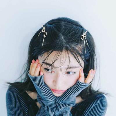 ピンでランダムに留めるだけ！簡単なのにニュアンスマシマシ【韓国みトップス×キラキラピン】スタイル