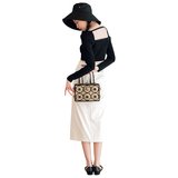 【365days色っぽ】モノトーンコーデも”スクエア開きの背中見せ”で新鮮に