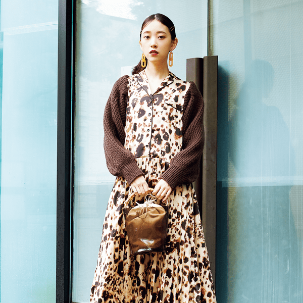 使いやすい色NO.1のブーム到来！　重たく見せないこなれたブラウンコーデの着こなし方とは