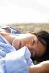 砂浜にいる森田美勇人。ar2月号より
