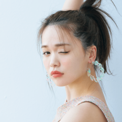 『小顔＝髪で顔を隠す』は間違ってた？！　見せ方で変わる小顔アレンジ2選