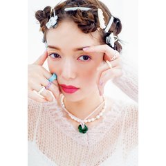 佐藤栞里、まるで”幸せの妖精”みたい♡持ってるだけでアガる【おまもりアクセ】11選