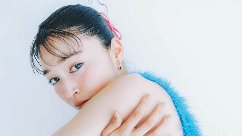 まとめ髪にサッと挿すだけ！暑い日も秋らしさを取り入れたい人必見【シャギーニット×かんざし】