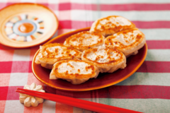 雨の日デートのプランは決まった？一緒に包んで、焼いて、食べる♥餃子作りで仲良し度UP