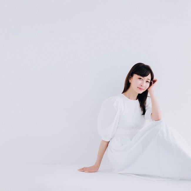 石井美保、忙しいのになぜ美肌？『朝は口をゆすいでから水、サプリ、美容ドリンク』『保湿目的のメイク直し』など1日のスキンケアルールに密着