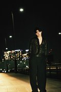 南雲奨馬1st写真集より、夜の街でクールにキメる南雲さん