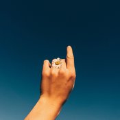 【恋愛心理テスト】「この写真の人は何をしている？」あなたに彼氏ができない理由を診断！