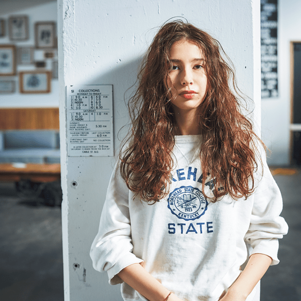 笑顔を誘うリズミカルな 浮遊感漂うロング