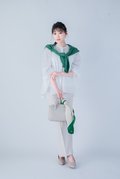 パンツ¥2,990、ブラウス¥2,990、カーディガン¥2,990、バッグ¥2,990、靴(一部店舗のみで販売)¥2,990/UNIQLO スカーフ(一部店舗とオンラインストアで販売)¥1,990/ハナ タジマ フォー ユニクロ
