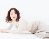 寒色系ヘア×白トップス　ヘアカラーとファッションのおしゃな関係♥