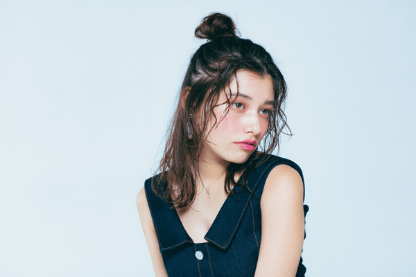 湿気で広がる髪はアレンジでカバー！雨の日のアンニュイハーフアップは色っぽさの極み♥