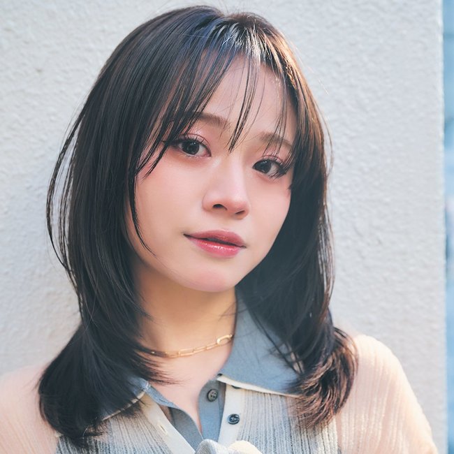 【ミディアム】柔らかさと透明感を備えた大人に似合う洗練グレージュ