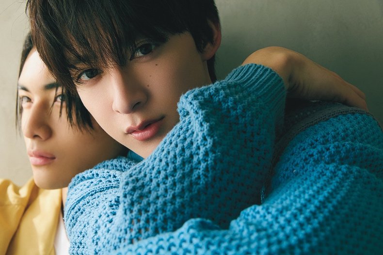 伊藤あさひ、武藤潤　ar5月号より　［伊藤さん分］カーディガン￥27,500／ アズ スタンダード × メイク ヤーン、 パンツ￥17,600／スカルペッタ（アド ナスト ミュージアム）　Tシャツ￥ 12,100／ジャンピエール（アドナスト）　 靴￥37,400／アンビシャス（タキヒヨ ー）　［武藤さん分］シャツ￥9,900、パ ンツ￥9,900／ビッグマイク（ベースメ ード）　Tシャツ￥8,580／レアセル（タ ートル）　靴￥37,400／アンビシャス （タキヒヨー）　ソックス／スタイリス ト私物