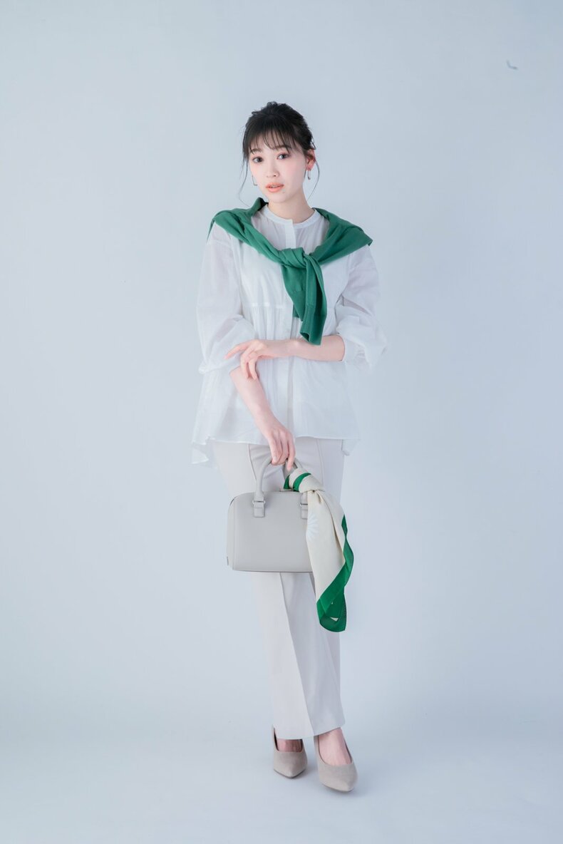 パンツ¥2,990、ブラウス¥2,990、カーディガン¥2,990、バッグ¥2,990、靴(一部店舗のみで販売)¥2,990/UNIQLO スカーフ(一部店舗とオンラインストアで販売)¥1,990/ハナ タジマ フォー ユニクロ