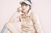 シャツ¥14,300、プルオーバー¥23,100、スカート¥22,000、バイザー¥6,600、ソックス¥3,300/デサントゴルフ シューズ¥11,990/ティゴラ