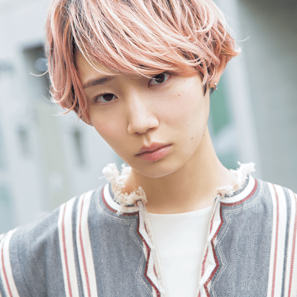 肌の白さに自信がある女子にうってつけ！ハイトーンのイケメンショート