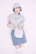 [シャツを着回し]スカート￥15,400／テーラーメイド　キャップ￥5,280／キャロウェイ　ソックス￥2,200、ポーチ￥4,400／アディダス　シューズ￥11,990／ティゴラ