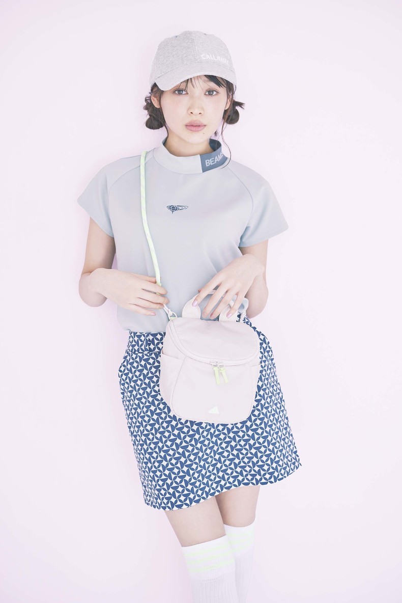 [シャツを着回し]スカート￥15,400／テーラーメイド　キャップ￥5,280／キャロウェイ　ソックス￥2,200、ポーチ￥4,400／アディダス　シューズ￥11,990／ティゴラ