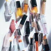 マスクを外した時の可愛さが劇的にUP！透明感も色気もGETできるカラー別【個性派リップ】15選