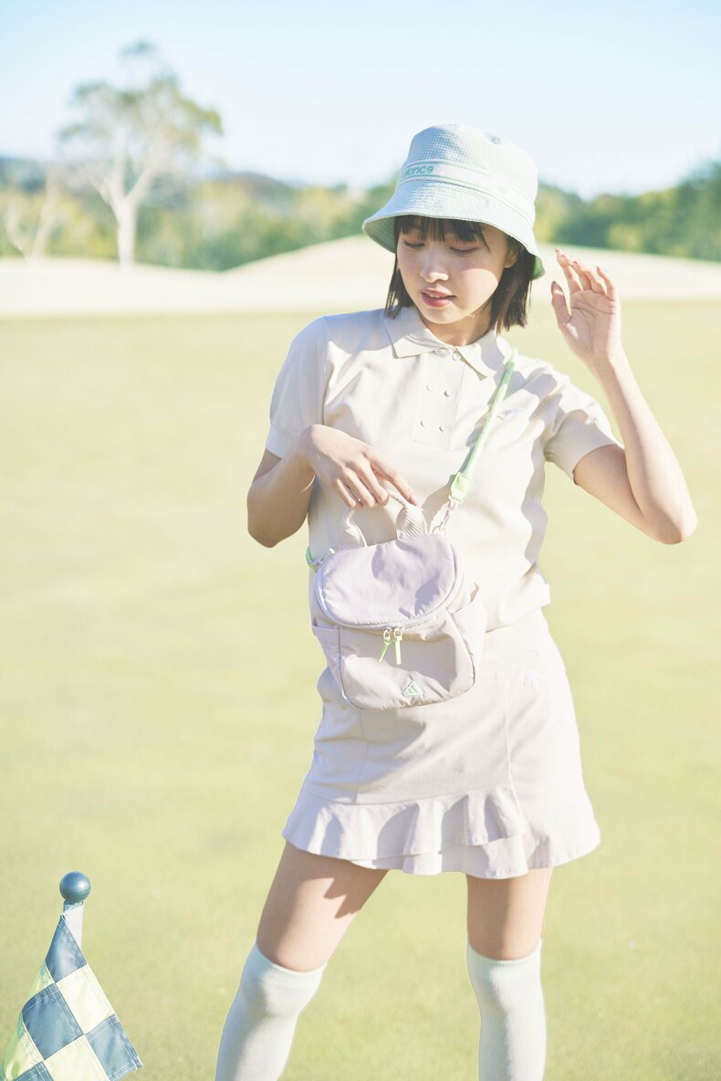 [スカートを着回し]シャツ￥17,600／ビームスゴルフ　ハット￥6,490、ソックス￥2,750／ニューバランス　ポーチ￥4,400／アディダス