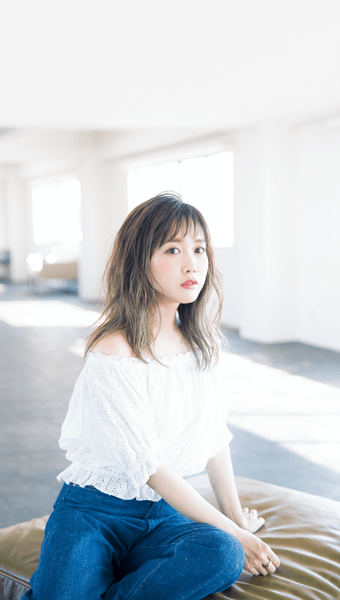 風に揺れるリラクシーな大人セミディ