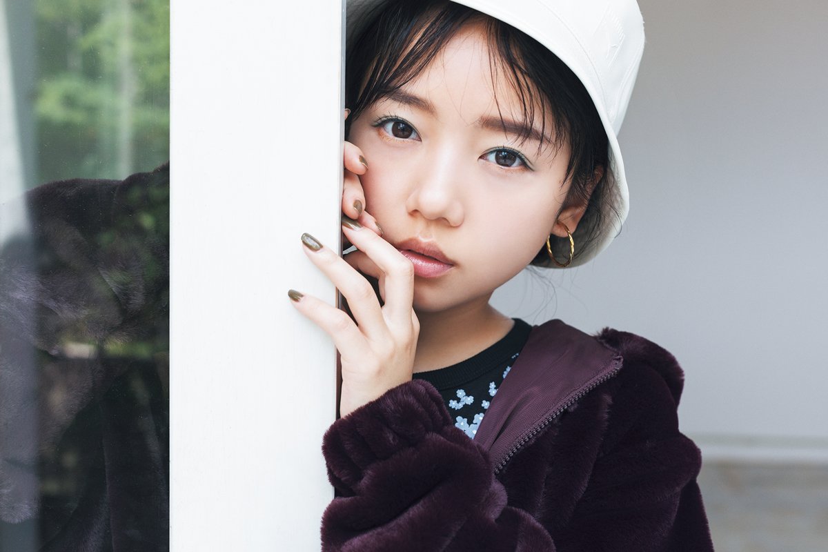 齊藤京子、あざとすぎる壁チラショットにきゅん♡ ウサ耳みたいな