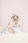 シャツ¥14,300、プルオーバー¥23,100、スカート¥22,000、バイザー¥6,600、ソックス¥3,300/デサントゴルフ シューズ¥11,990/ティゴラ