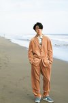 ブラウンのセットアップを着ている森田美勇人。ar2月号より