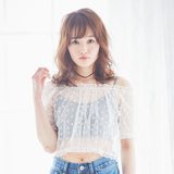 ハイライト入りカラーで透け感を巧みにメイク