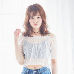 ハイライト入りカラーで透け感を巧みにメイク