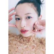 透け感と繊細なラメでほんのりモードに！新作アイパレでつくる【うるキラモードEYE】