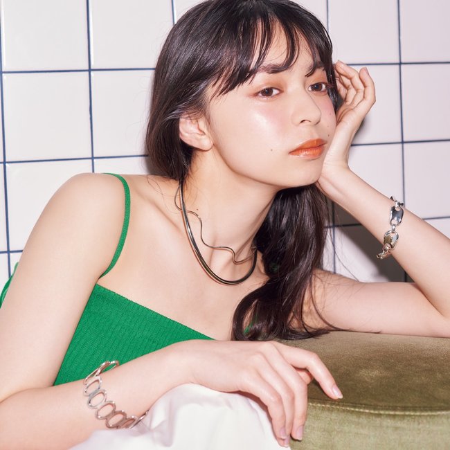 夏の薄着には、ゴツめアクセがトレンド♡無機質な質感にきゅん…【クロップドキャミ×シルバー】3コーデ