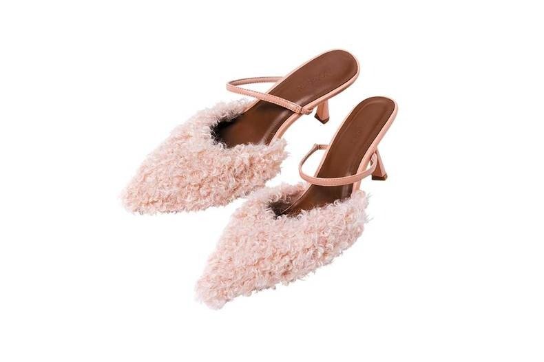 最新「ファーアイテム」17選 ファーブーツ・足元アイテム編　ミュール￥14,300／リゼクシー