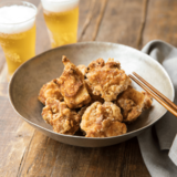 「めんつゆさえ買ってくれば良いんだ〜♡」唐揚げの下味が即キマる！計りいらずの絶品レシピ【天野っちの絶品肉おかず】