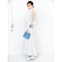 背中ぱっくりの攻めワンピをスニーカーでクールダウン♡STY中野ゆりか氏激推しトレンドルック